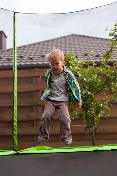 Child Jumping Trampoline Backyard — Stock Photo, Image