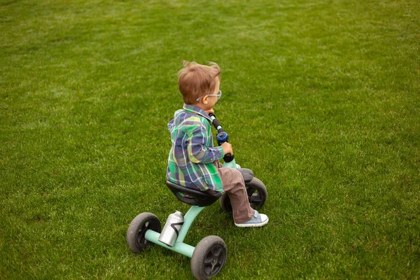 Child Rides Bike Lawn Backyard — Stock Photo, Image