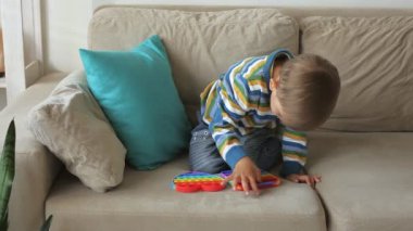 Salla oyuncak, çocuk anti-stres oyuncağıyla oynuyor.