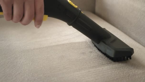 Handreinigung eines Sofas mit Dampfreiniger, Home Reinigungskonzept. — Stockvideo