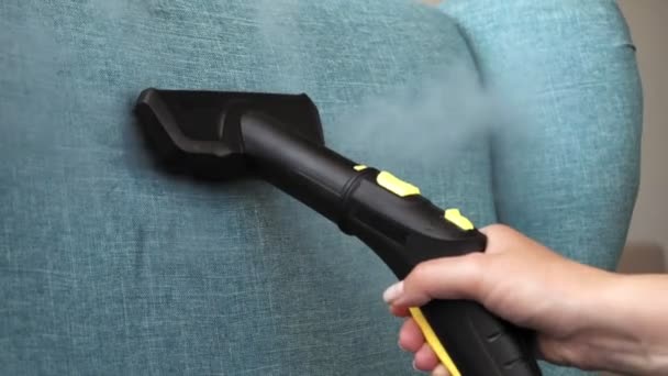 Ręczne Czyszczenie Kanapy Odkurzaczem Parowym Koncepcja Sprzątania Domu — Wideo stockowe