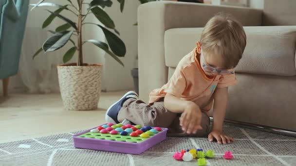 Kind Spelen Met Educatief Spel Speelgoed Zitten Vloer Thuis Ontwikkelt — Stockvideo