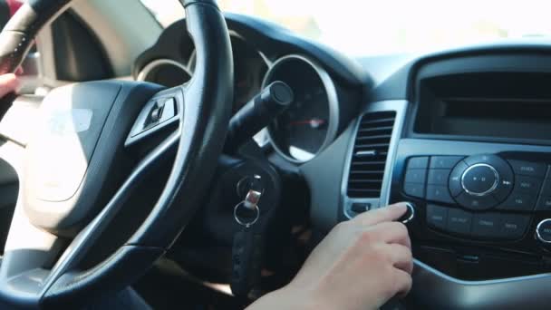 Frau Steuert Radio Oder Musik Auto Bewegung — Stockvideo