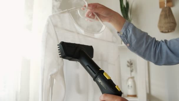 A nő gőzölgő gőztisztító inget visel otthon egy szobában. — Stock videók