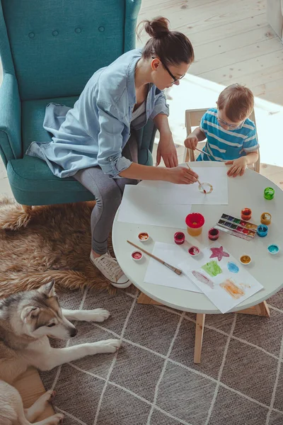 Mom Child Paint Together Home Dog — Stock Photo, Image