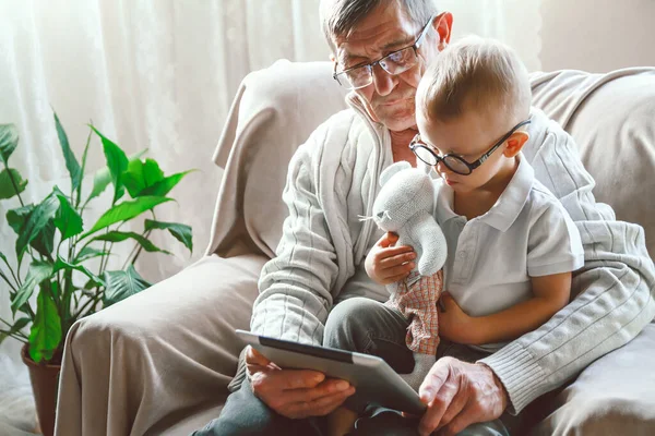 Abuelo Anciano Nieto Pequeño Están Usando Dispositivo Tableta Juntos Sonriendo — Foto de Stock