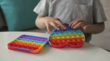 Salla oyuncak, çocuk anti-stres oyuncağıyla oyna.