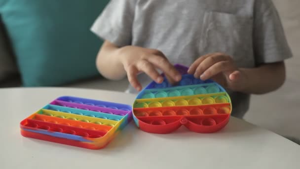 Pop Juguete Inquieto Niño Jugar Con Juguete Antiestrés — Vídeo de stock