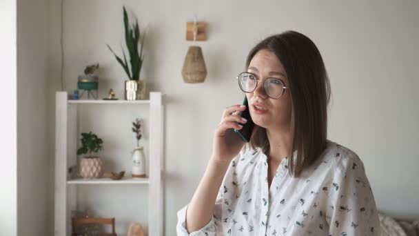 Kobieta Okularach Rozmawiająca Przez Telefon Komórkowy Domu Pracująca Domu — Wideo stockowe