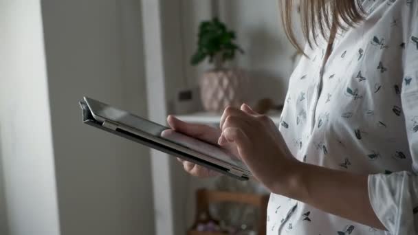 Mãos Mulher Usando Tablet Digital Close Casa Vista Lateral — Vídeo de Stock