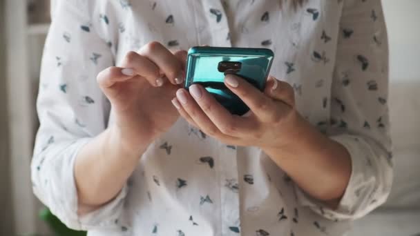 Vrouw Handen Sms Bericht Mobiele Telefoon Thuis Close — Stockvideo