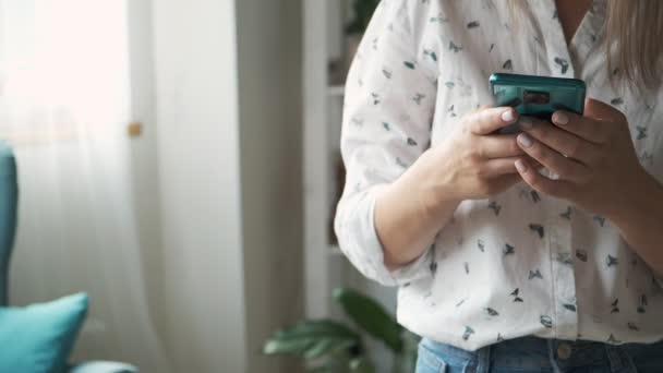 Mulher Mãos Mensagem Texto Telefone Celular Casa Close — Vídeo de Stock