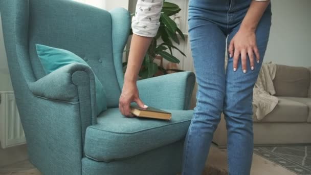 Kobieta Czyta Książkę Siedząc Fotelu Domu — Wideo stockowe