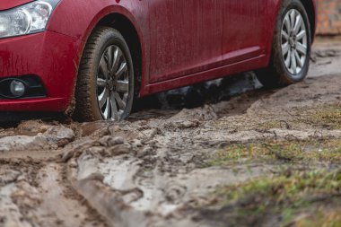Araba çamura saplanmış, araba tekerleği kirli su birikintisi, engebeli arazi