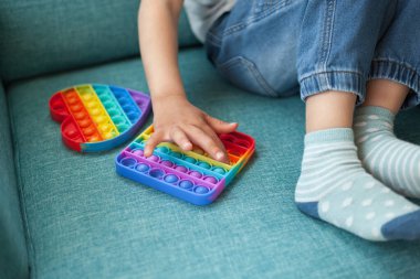 Salla oyuncak, çocuk anti-stres oyuncağıyla oynuyor.