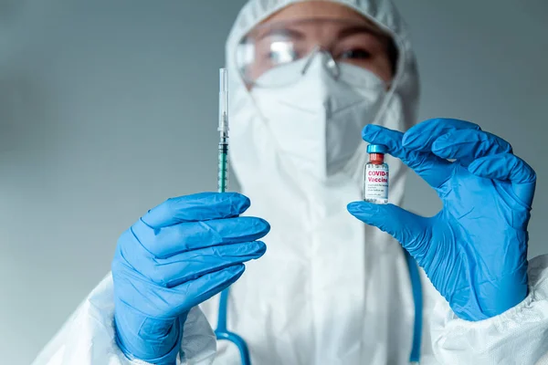 Médico Enfermero Con Traje Protector Sostiene Una Jeringa Una Vacuna — Foto de Stock