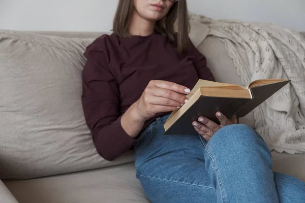 Kitap Okuyan Evdeki Kanepede Dinlenen Bir Kadın — Stok fotoğraf