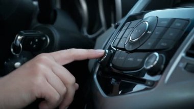 Kadın el kumandalı radyo ya da arabada müzik