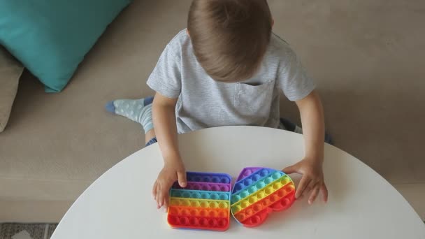 Открой его игрушку, поиграй в детскую игру с антистрессовой игрушкой — стоковое видео