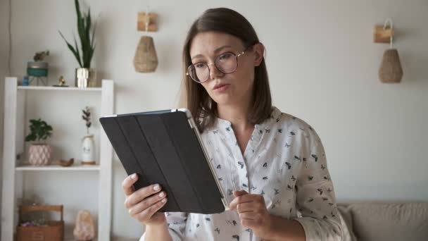 Kvinna pratar och använder digital surfplatta hemma på videokonferens — Stockvideo