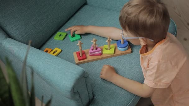 Bambino giocare con un selezionatore giocattolo educativo, treni abilità motorie, imparare diverse forme e colori — Video Stock