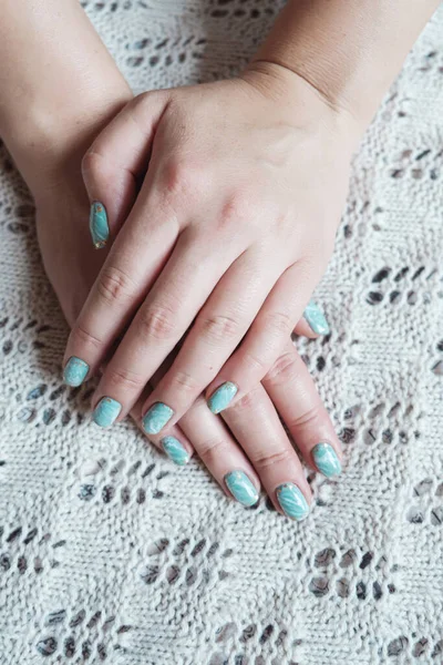 Model Kobieta Ręka Pokazując Szelak Marmur Zielony Pastel Manicure Złotym — Zdjęcie stockowe