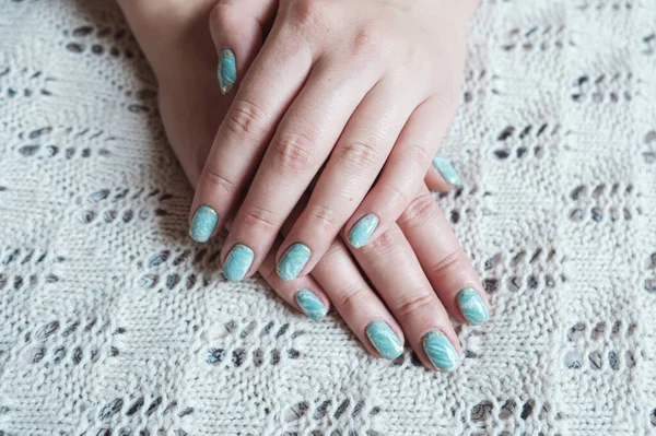 Model Kobieta Ręka Pokazując Szelak Marmur Zielony Pastel Manicure Złotym — Zdjęcie stockowe