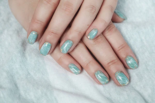 Model Kobieta Ręka Pokazując Szelak Marmur Zielony Pastel Manicure Złotym — Zdjęcie stockowe