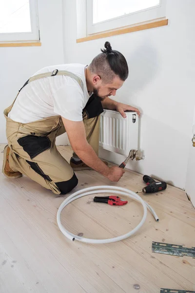 Encanador Instalando Novo Radiador Aquecimento Central Água Quente Aço Casa — Fotografia de Stock