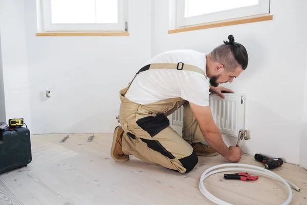 Encanador Instalando Novo Radiador Aquecimento Central Água Quente Aço Casa — Fotografia de Stock