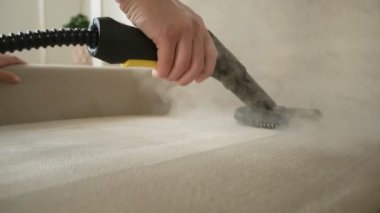 Kanepeyi buharlı temizleme, ev temizliği konsepti..