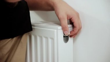 Tesisatçı yeni çelik, sıcak su, merkezi ısıtma radyatörü kuruyor.