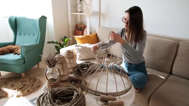 Mulher faz lâmpada diy artesanal de corda de juta, lapso de tempo rápido — Vídeo de Stock