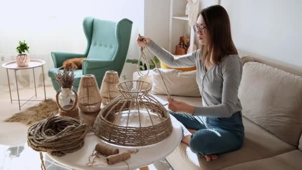 Mujer hace diy lámpara hecha a mano de cuerda de yute — Vídeos de Stock
