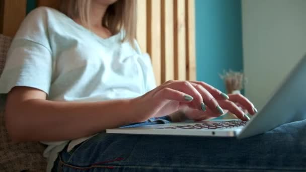 Mujer joven escribiendo rápidamente en el teclado utilizando el ordenador portátil para trabajar, acostado en la cama en el dormitorio, Horas flexibles y trabajo remoto. — Vídeos de Stock