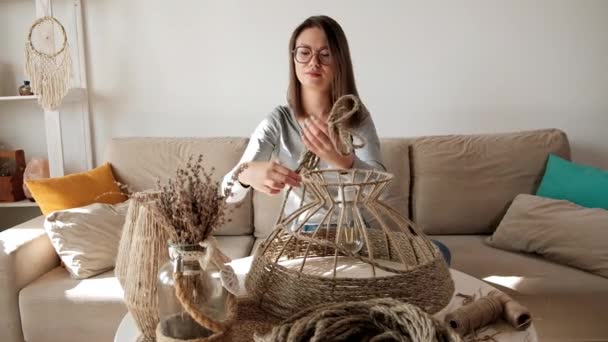 Femme fait lampe bricolage à la main à partir de corde de jute — Video