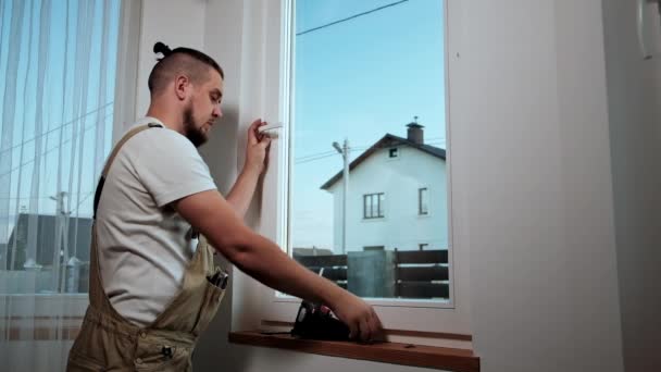 Trabajador de servicio de ventanas Handyman usando destornillador para arreglar los servicios de manejo, reparación e instalación de ventanas — Vídeos de Stock