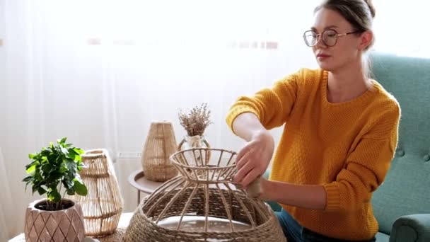 Mulher faz lâmpada diy artesanal de corda de juta — Vídeo de Stock