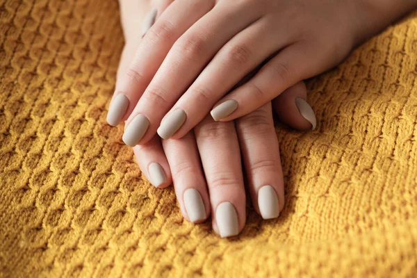 Matt Unhas Bege Nuas Fechar Manicure Inverno Outono Mão Mulher — Fotografia de Stock