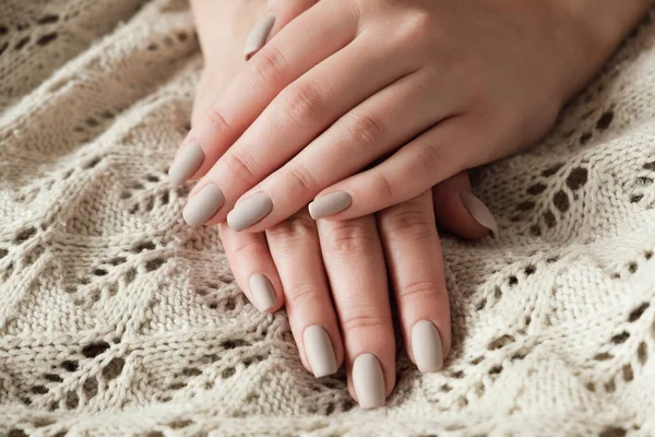 Matt Unhas Bege Nuas Fechar Manicure Inverno Outono Mão Mulher — Fotografia de Stock