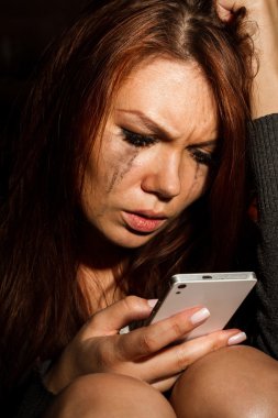 Cep telefonu kullanırken ağlayan kız