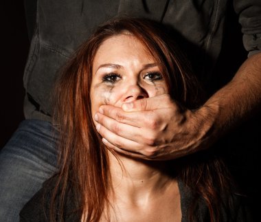 Adam ağlayan kız ağzına kapanış