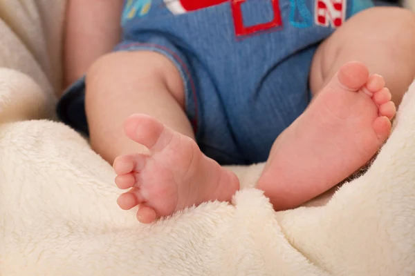 Las piernas del bebé se acercan — Foto de Stock