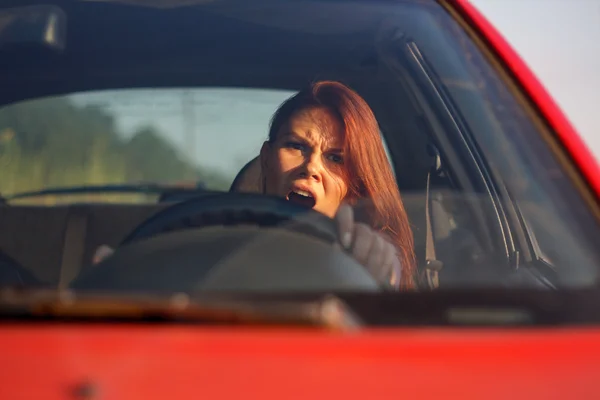 Mulher parando o carro — Fotografia de Stock