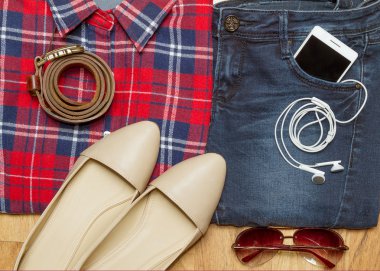 Hareket eden telefon ve kulaklık ile giysiler dizi