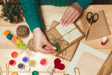 Kız Noel hediyelerini sarar