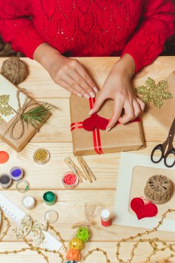 Kız Noel hediyelerini sarar