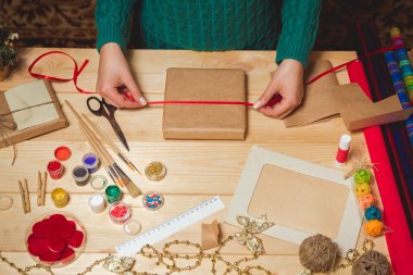 Kız Noel hediyelerini sarar