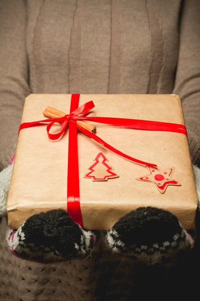 Vánoční dárek v rukou — Stock fotografie