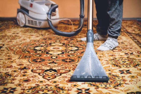 Limpeza tapete persa — Fotografia de Stock